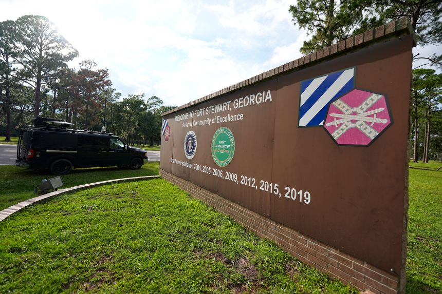 Ein Zeichen für Fort Stewart in Georgia ist am 6. August zu sehen.