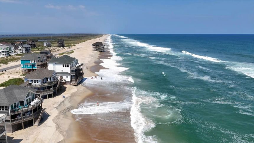Häuser entlang der Atlantikküste in Dare County, North Carolina, sind am Montag vor den erwarteten Auswirkungen des Hurrikans Erin zu sehen.