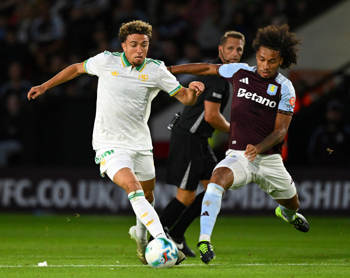 Walsall, England-6. August: Neil El Aynaoui von As Roma wird von Boubacar Kamara von Aston Villa während des Friendly-Spiels vor der Saison zwischen Aston Villa und Roma im Pallet-Track-BESCOT-Stadion am 06. August 2025 in Walsall, England, unter Druck gesetzt. (Foto von Clive Mason/Getty Images)