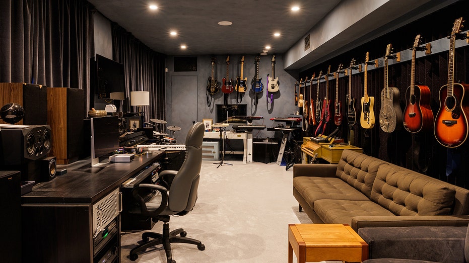 Ein Büro mit Gitarren, die die Wände auskleiden.