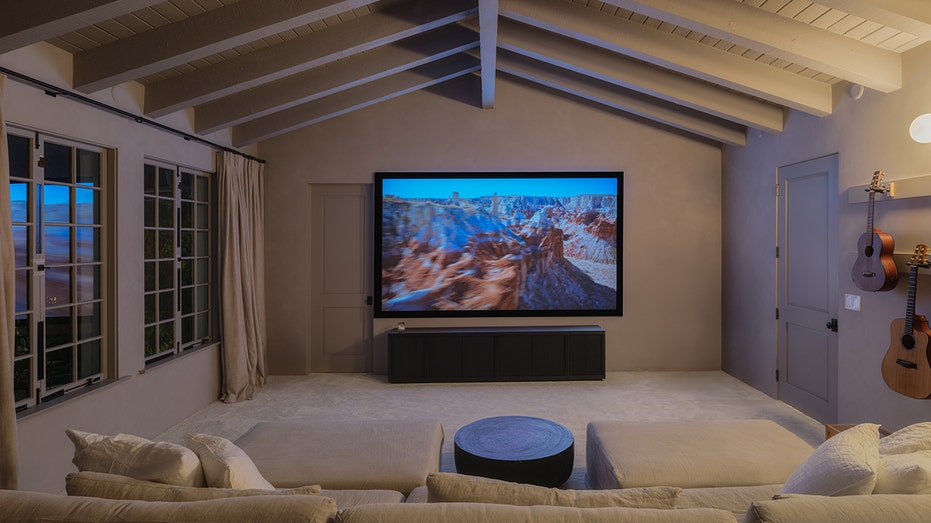 Das Haus verfügt auch über einen Vorführraum mit einem großen Fernseher.