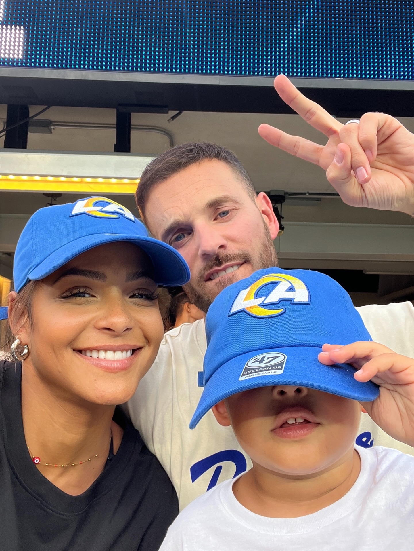 Rams vs. Chargers Vorsaison-Spiel im Sofi Stadium in Inglewood, Kalifornien, am 16. August. Die Rams besiegten die Ladegeräte mit 23-22. Seite sechs entdeckte Christina Milan und ihre Familie und genossen das Spiel von einer Suite, in der sich ihre Kinder kennengelernt haben und das offizielle Maskottchen für die Rams mit hohem Fünf tobte.
