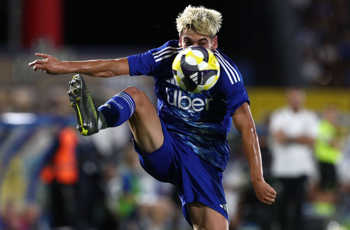 Como, Italien - 27. Juli: Alex Valle von Como 1907 kontrolliert den Ball während des Como Cup -Finalspiels zwischen COMO 1907 und AJAX im Giuseppe Sinigaglia Stadium am 27. Juli 2025 in Como, Italien. (Foto von Marco Luzzani/Getty Images)