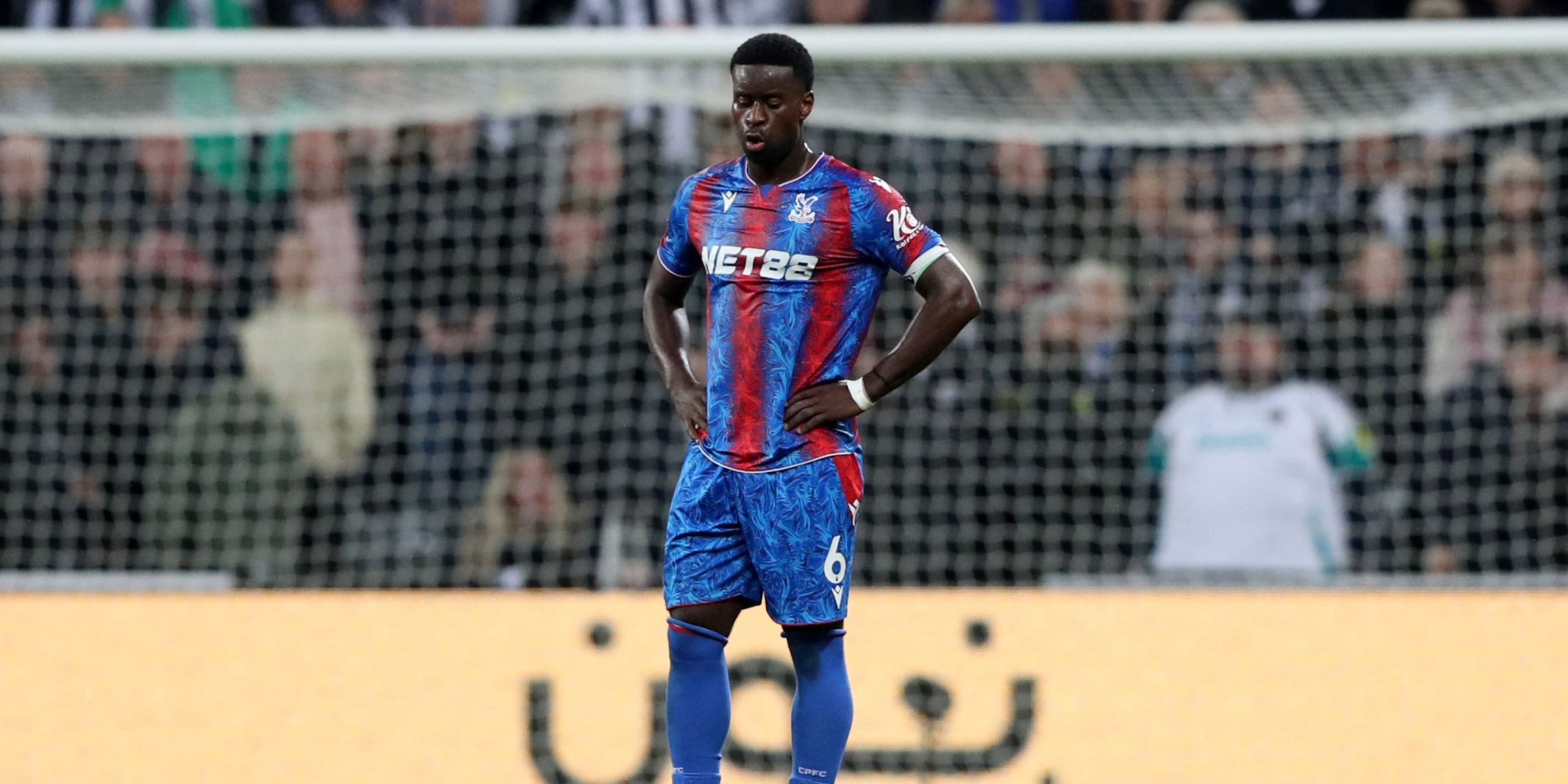 Marc Guehi von Crystal Palace sieht niedergeschlagen aus, nachdem Harvey Barnes von Newcastle United ihr drittes Tor erzielt hat