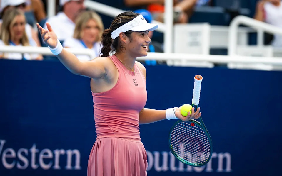 Emma Raducanu aus Großbritannien in Aktion gegen Aryna Sabalenka
