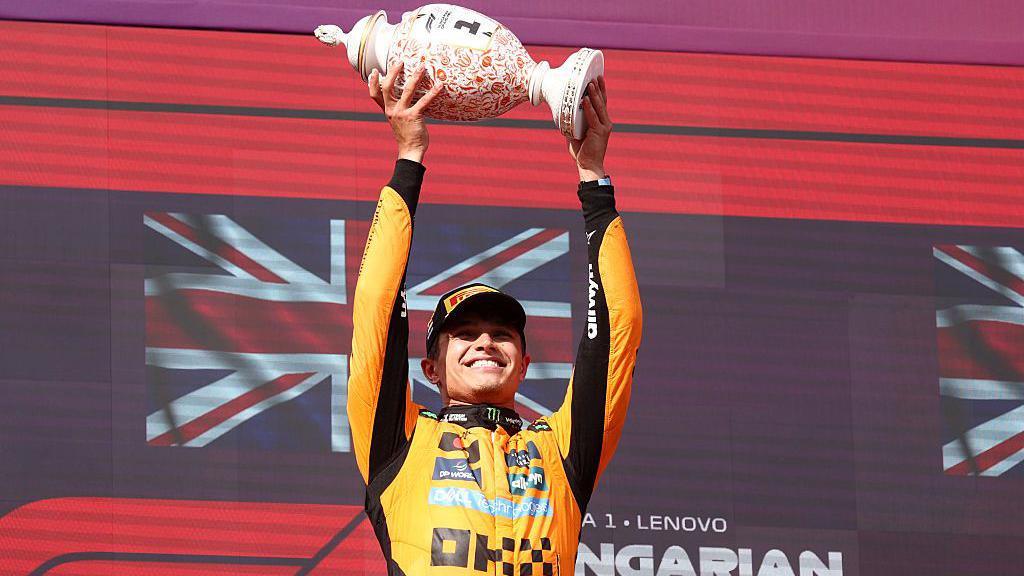 Lando Norris hebt die Gewinnertrophie in Ungarn 