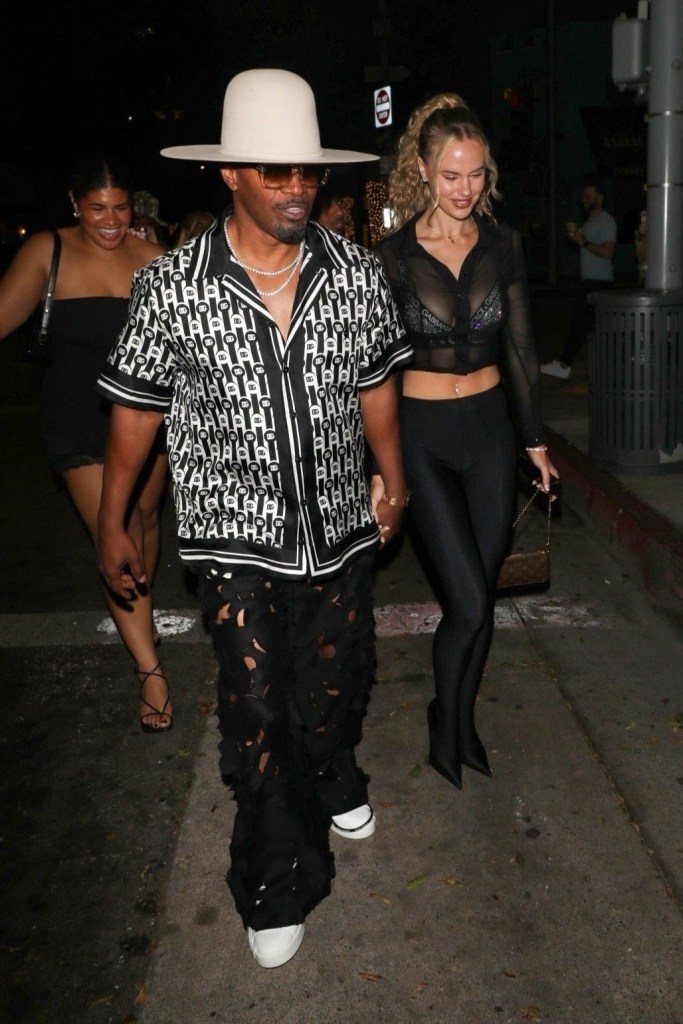 Jamie Foxx und Freundin Alyce Huckstepp gehen bei einem späten Abendessen mit Freunden und Familie in Los Angeles Hand in Hand.