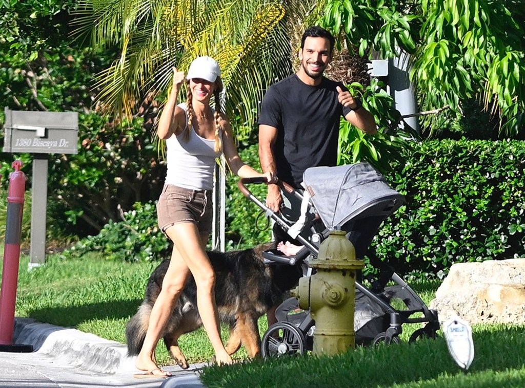 Gisele Bündchen und ihr Verlobter Joaquim Valente lächeln alle, als sie mit ihrem Neugeborenen und dem Hund in Surfside, Florida, spazieren gehen.