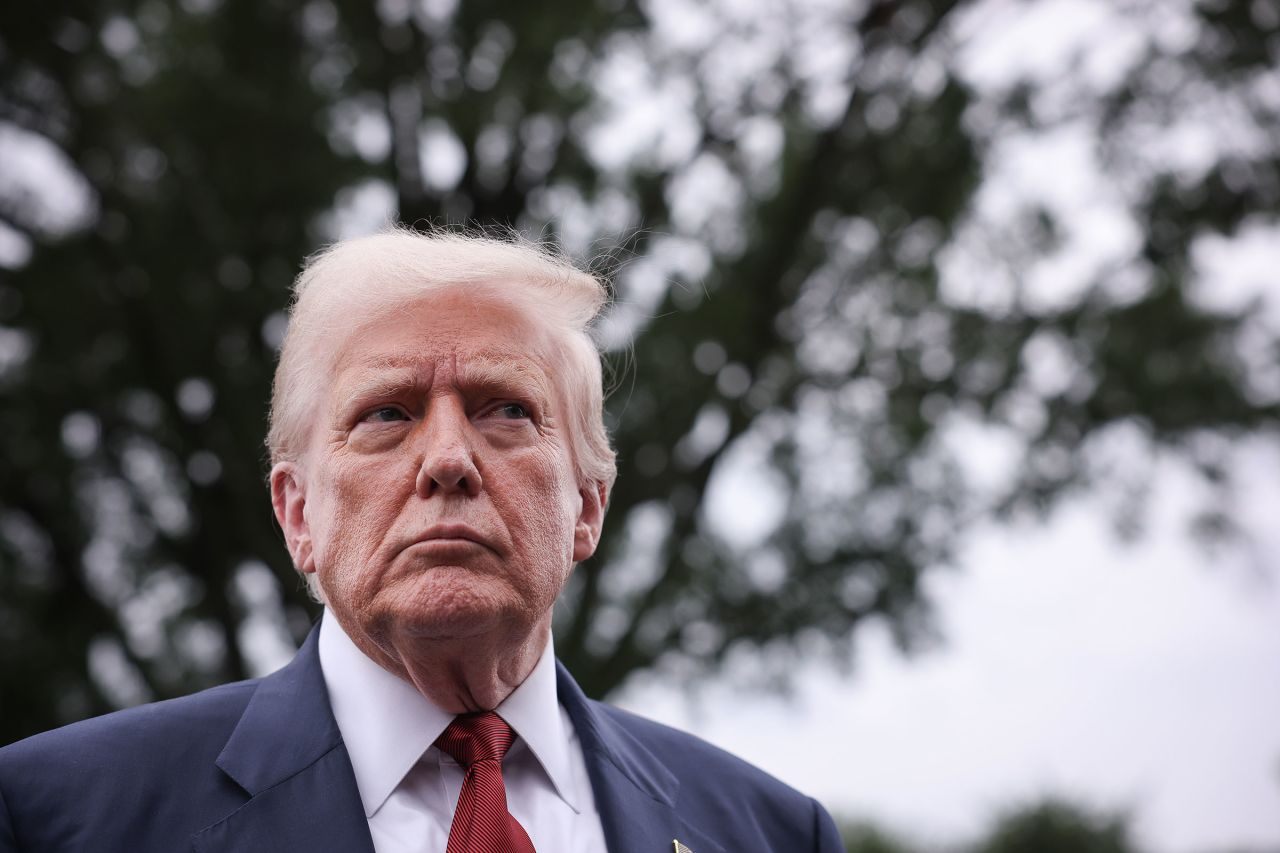 Präsident Donald Trump spricht am 1. August in Washington, DC, mit den Medien.