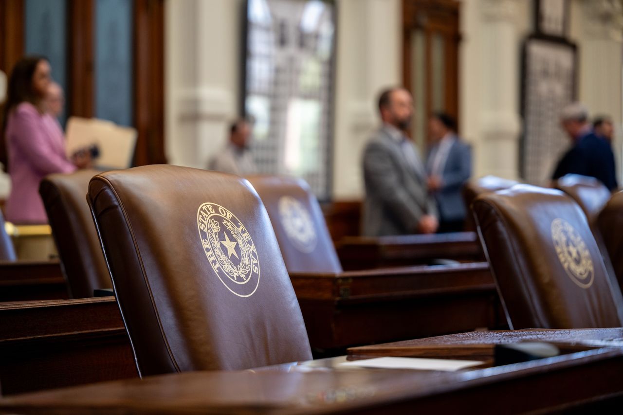 Viele Sitze bleiben während des Aufrufs des Hauses am 5. August 2025 in Austin, Texas, im State Capitol leer. Der demokratische Gesetzgeber in Texas sind aus dem Staat geflohen, um zu protestieren und Quorum für Stimmen über einen vorgeschlagenen republikanischen Umverteilungsplan zu verweigern.