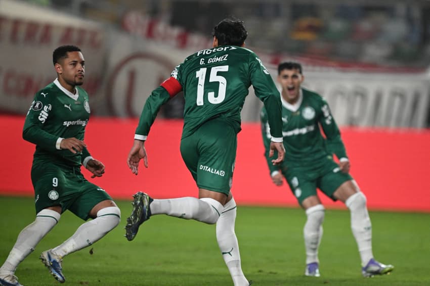 Gustavo Gómez feiert sein Ziel im Palmeiras -Spiel gegen die Universität in Lima für Libertadores