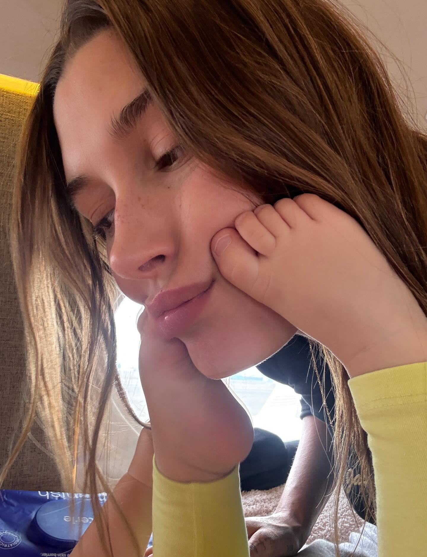 Hailey Bieber teilt einen süßen Moment mit ihrem Sohn Jack und seinen Zehen.