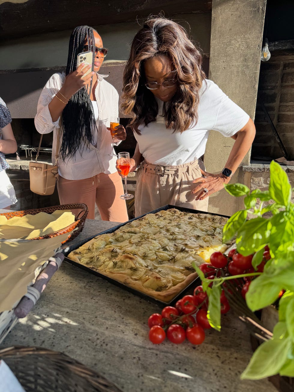 Oprah hilft dabei, ihre Trüffelmahlzeit zu kreieren