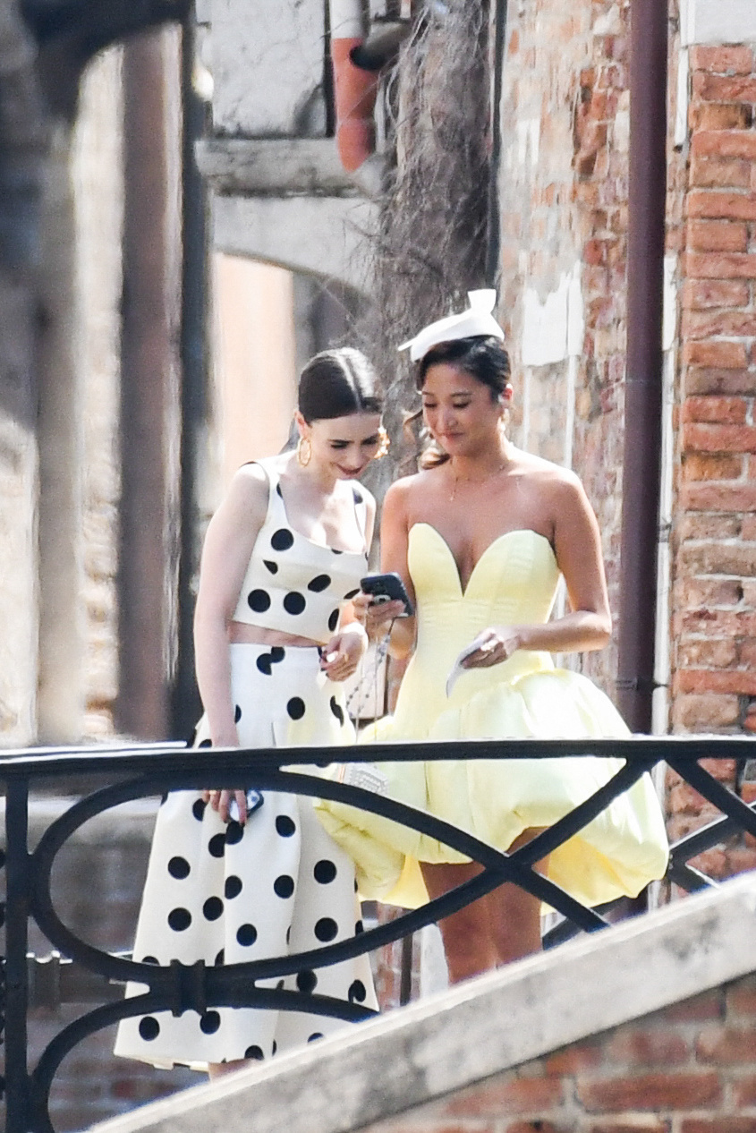 Lily Collins und Ashley Park filmen eine Szene für "Emily in Paris" in Venedig, Italien.