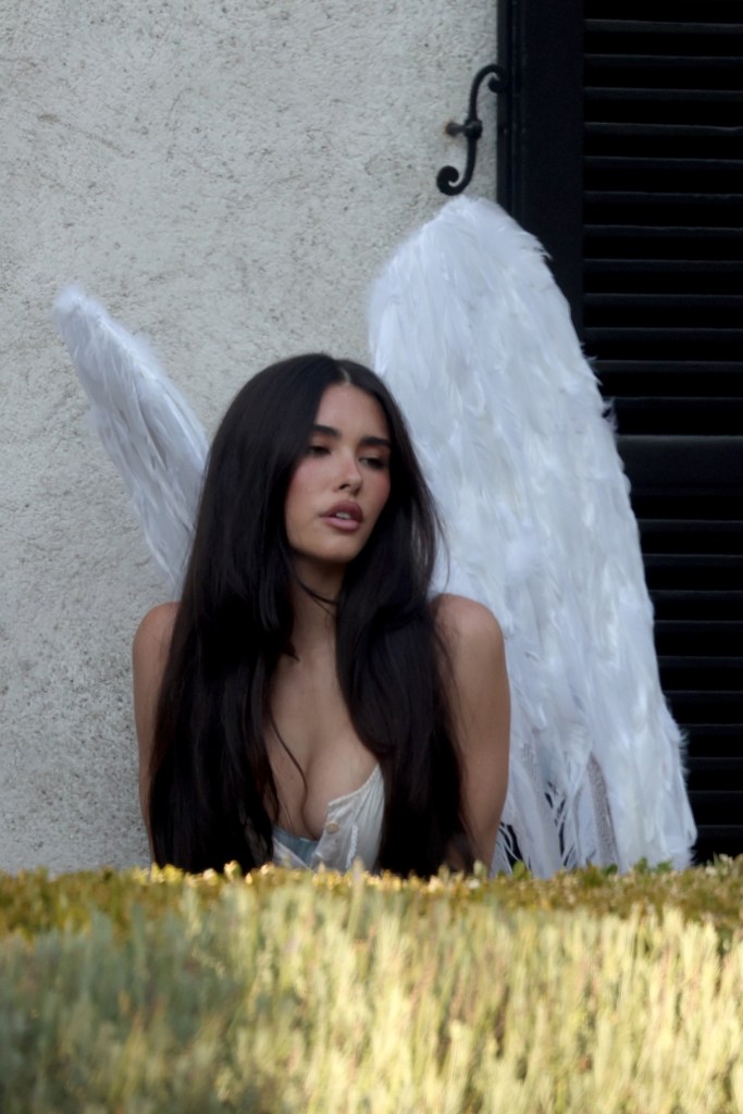 Madison Beer rockt Angel Wings, als sie für ein Fotoshooting in Los Angeles posiert.