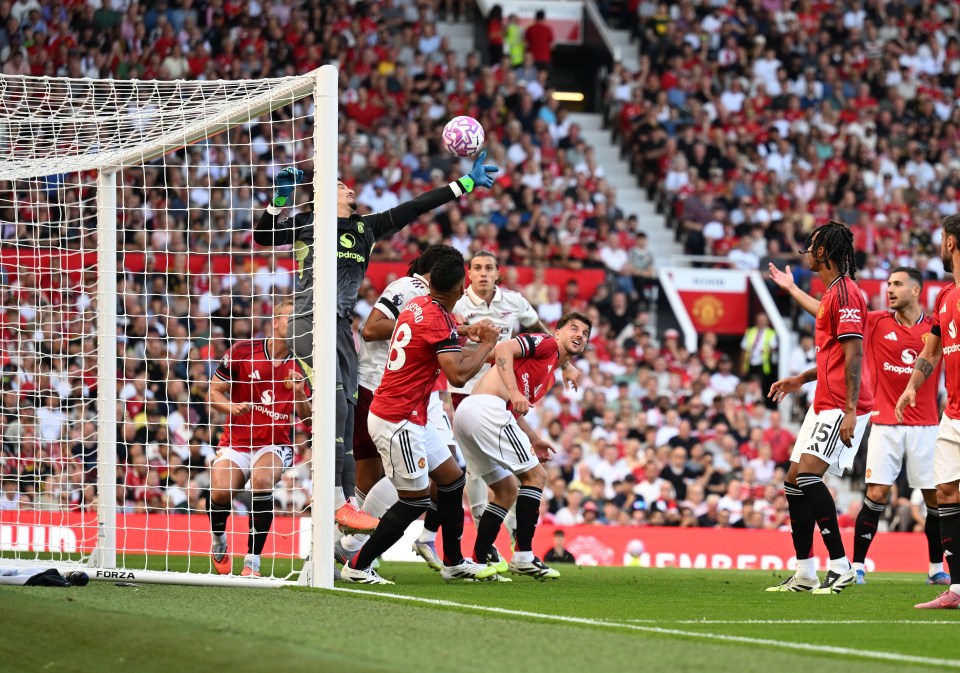 Der Torhüter von Manchester United, Altay Bayindir, versucht, ein Tor zu stoppen.