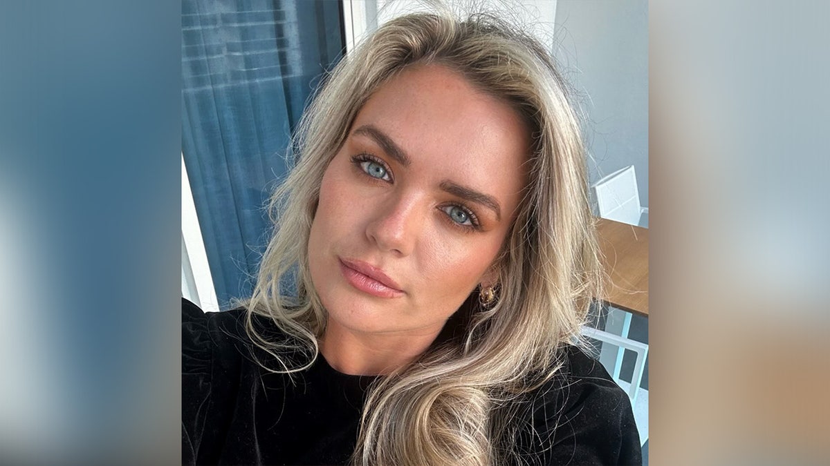 Martha Nolan in einem Selfie trägt ein schwarzes Hemd
