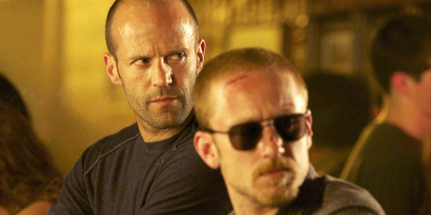 Arthur Bishop und Steve McKenna sehen jemanden in einem Restaurant an