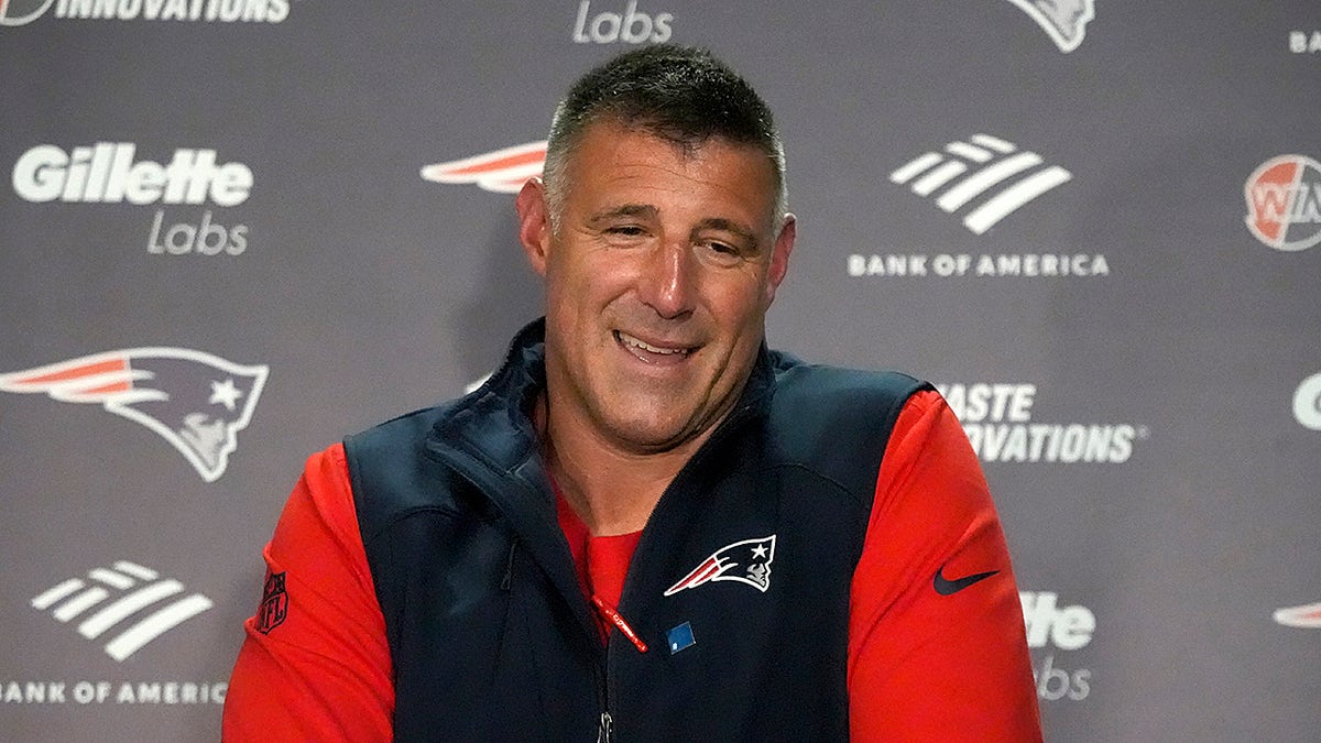Mike Vrabel spricht