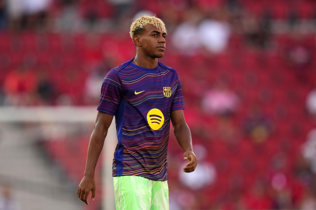 Mallorca, Spanien - 16. August: Lamine Yamal vom FC Barcelona schaut sich während des Aufwärmens vor dem Laliga EA -Sportspiel zwischen RCD Mallorca und FC Barcelona in Estadio de Son Moix am 16. August 2025 in Mallorca, Spanien, zu. (Foto von Alex Caparros/Getty Images)