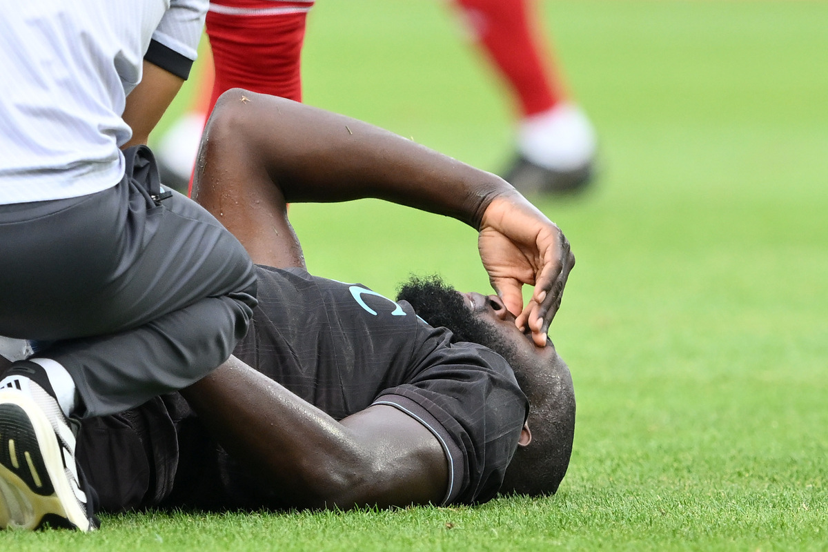 Castel Di Sangro, Italien - 14. August: Romelu Lukaku von Napoli liegt auf dem Spielfeld, nachdem er am 14. August 2025 in Castel Di Sangro, Italien, während des Friendly -Spiels vor der Saison in Stadio Teofilo Patini verletzt wurde. (Foto von Giuseppe Bellini/Getty Images)
