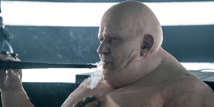 Stellan Skarsgard als Baron Harkonnen sitzt in einem Bad in Dune: Teil zwei