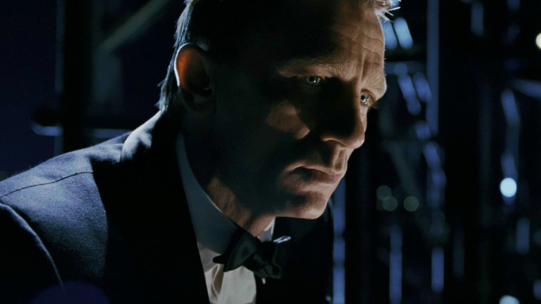 James Bond (Daniel Craig) zieht einen Anzug und eine Krawatte an