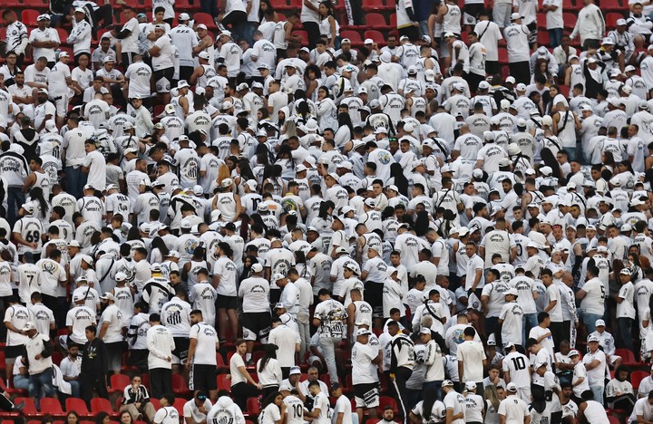 Santos -Fans drehten sich im Team (Reuters) den Rücken.