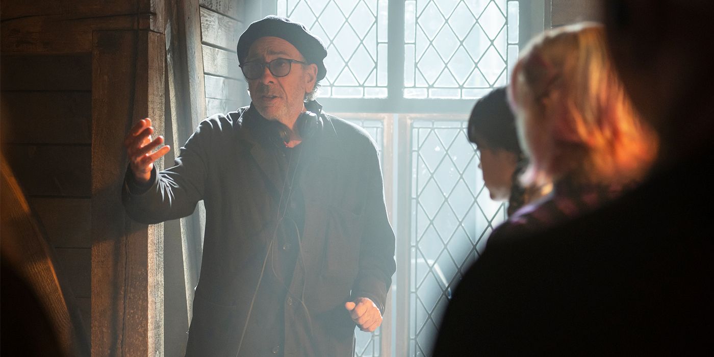 Tim Burton am Set von Mittwochs Saison 2