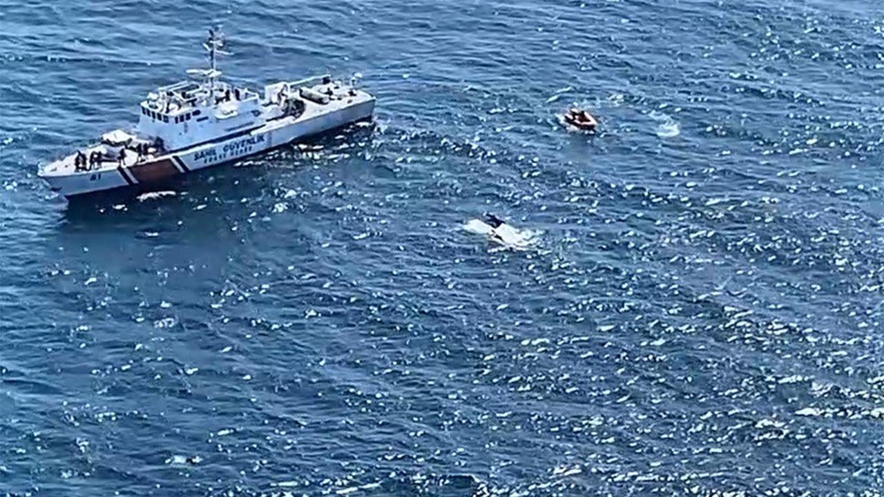 Yalova Balikesir Marmara Island Coast Guvented Boat Man Search (2)