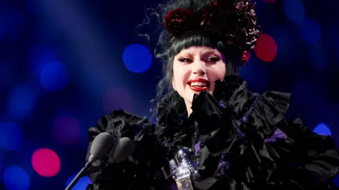 Getty Images Lady Gaga in Schwarz gekleidet