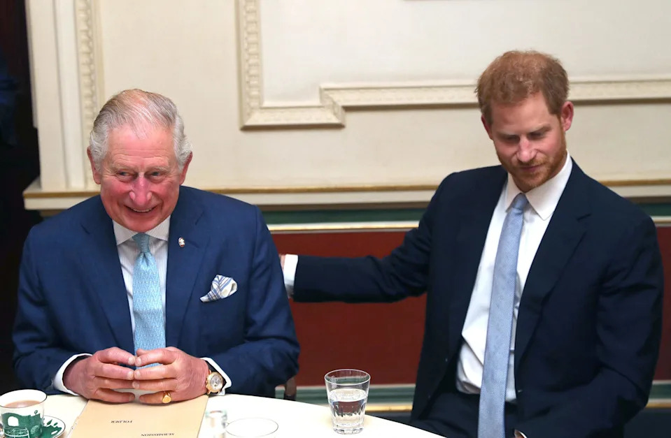 König Charles und Prinz Harry besuchen ein Jugendkriminalitätsforum