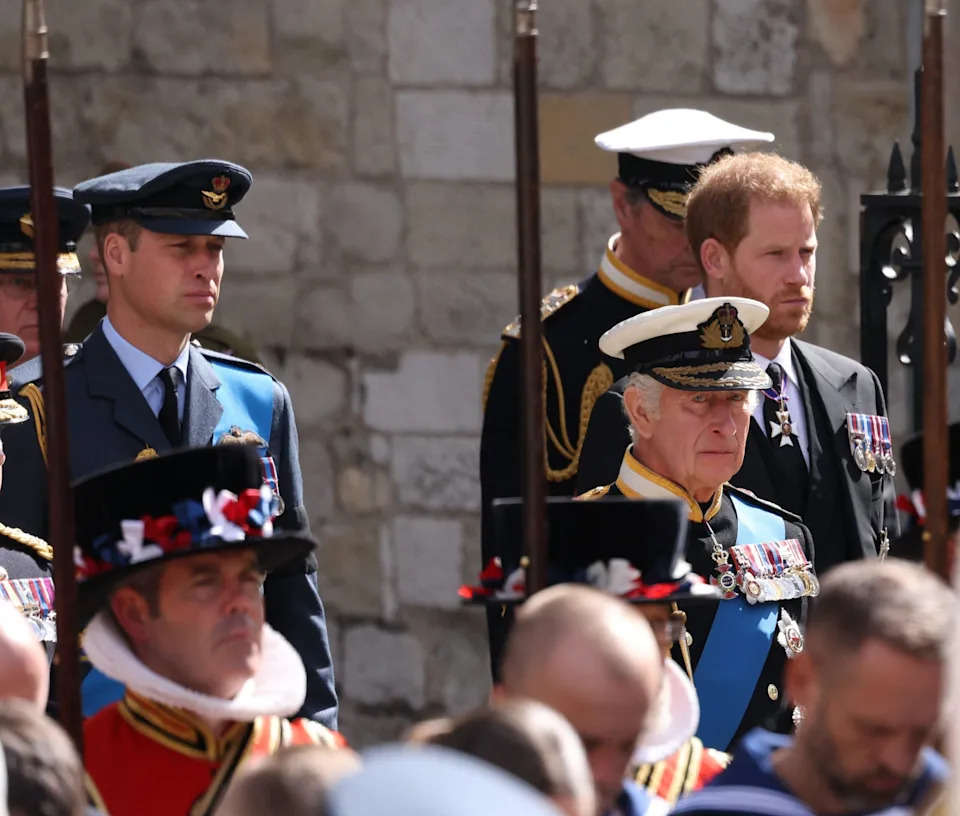 Prinz William mit König Charles und Prinz Harry bei der Beerdigung von Königin Elizabeth II.
