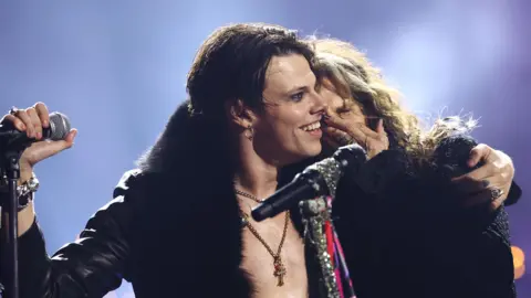 Getty Images Yungblud und Steven Tyler umarmen sich auf der Bühne