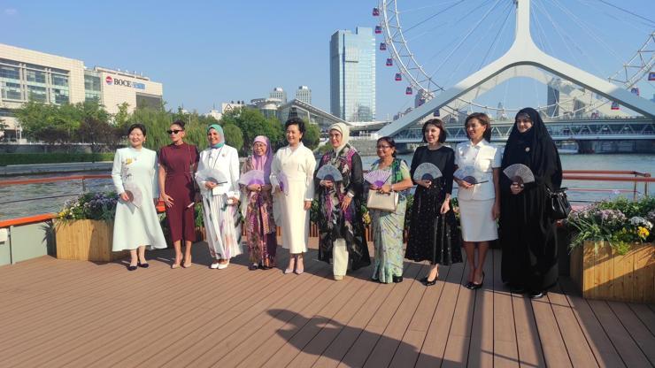 Emine Erdoğan traf sich mit den Frauen der Führer in China
