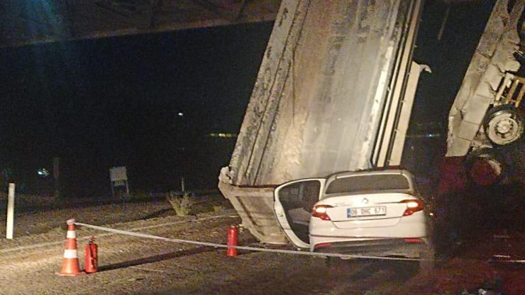 Damperi traf den Treffer des Lastwagenautos; 1 tot, 3 verletzt Damperi traf den Treffer des Lastwagenautos; 1 tot, 3 verletzt