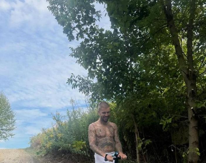 Justin Bieber USLU hört nicht auf, Scooter fuhr mit Unterwäsche.