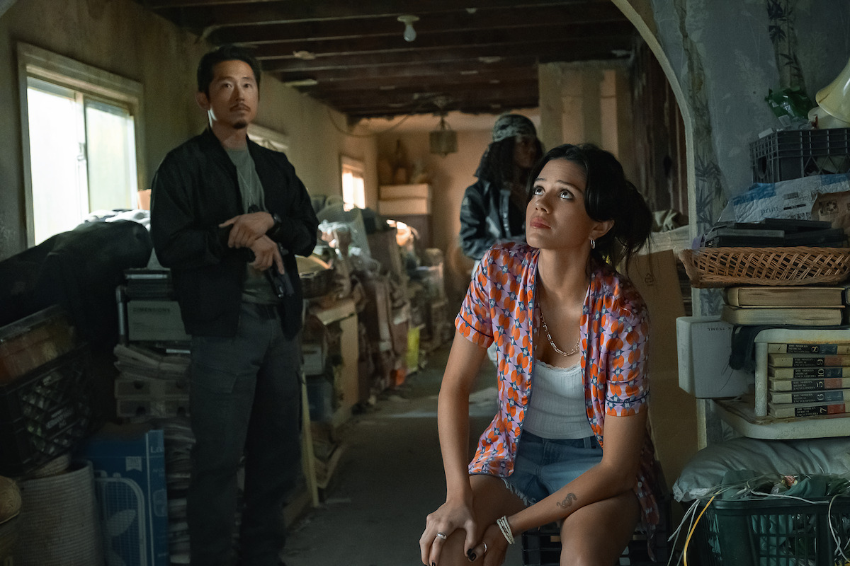 Steven Yeun als Detective Mike Ro und Sasha Calle als Desi in 'The Rip'.