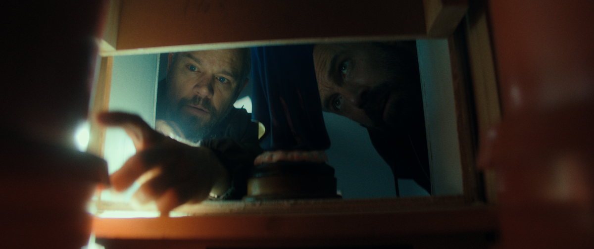 Ben Affleck als Detective Sergeant JD Byrne und Matt Damon als Leutnant Dane Dumars in 'The Rip'.