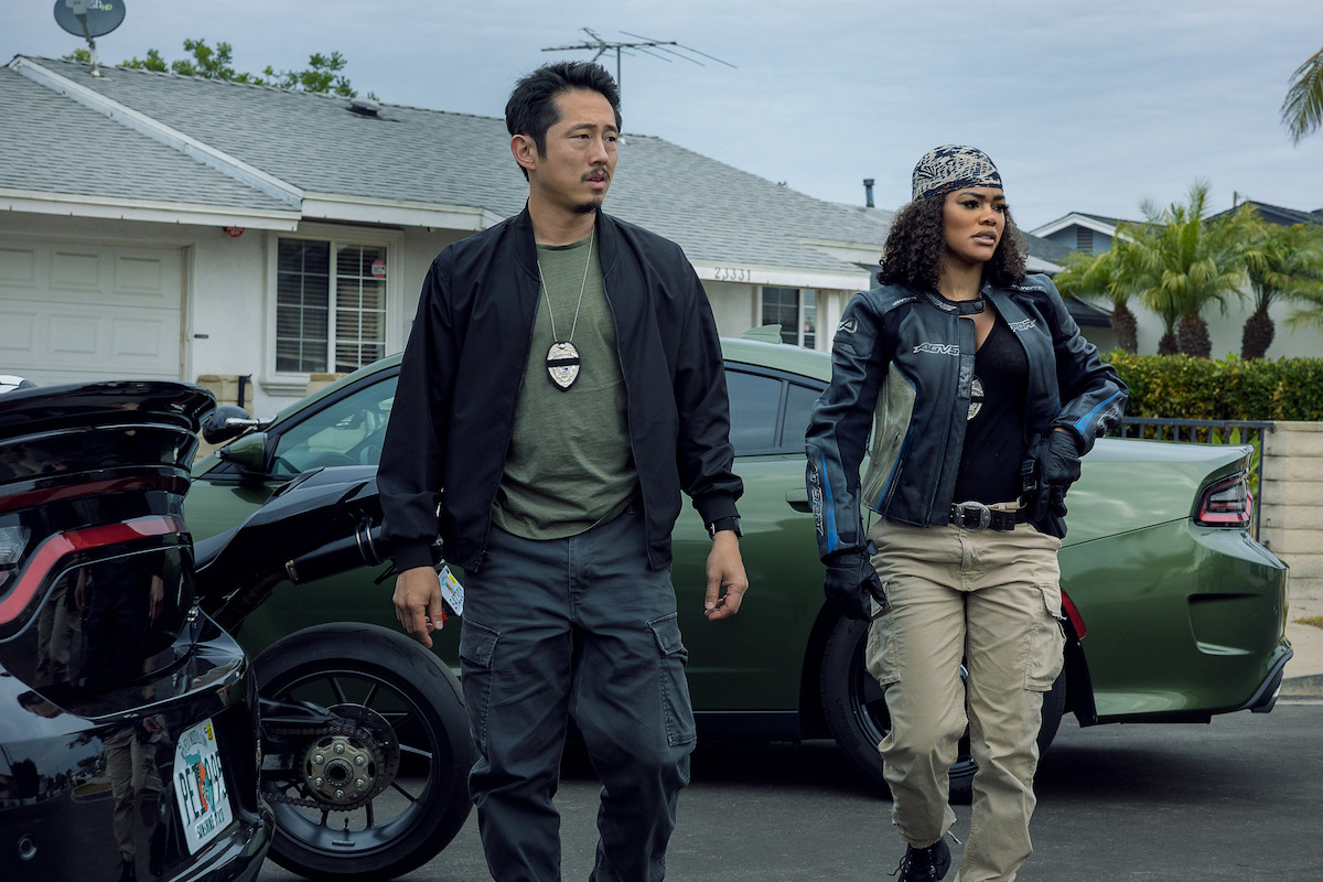 Steven Yeun als Detective Mike Ro und Teyana Taylor als Detective Numa Baptiste im RIP. Cr. Warrick Page/Netflix