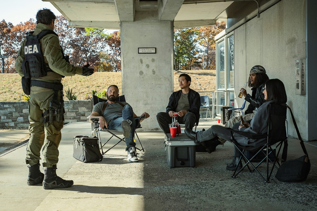 Kyle Chandler als Dea Agent Mateo 'Matty' Nix, Ben Affleck als Detektiv Sergeant JD Byrne, Steven Yeun als Detektiv Mike Ro, Teyana Taylor als Detective Numa Baptiste und Catalina Sandino Moreno Moreno als Detektiv Lolo Salazar in 'the Rip.'