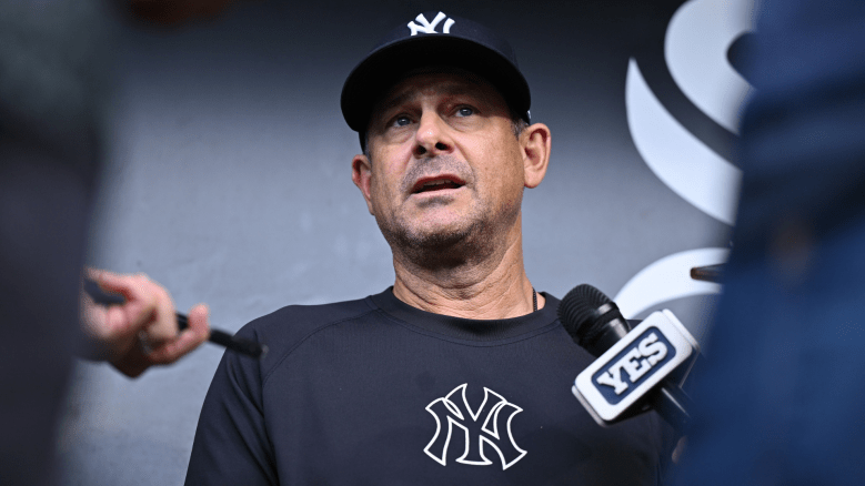 Der New Yorker Yankees -Manager Aaron Boone beobachtet nach dem Verlust gegen White Sox aus dem Unterstand.