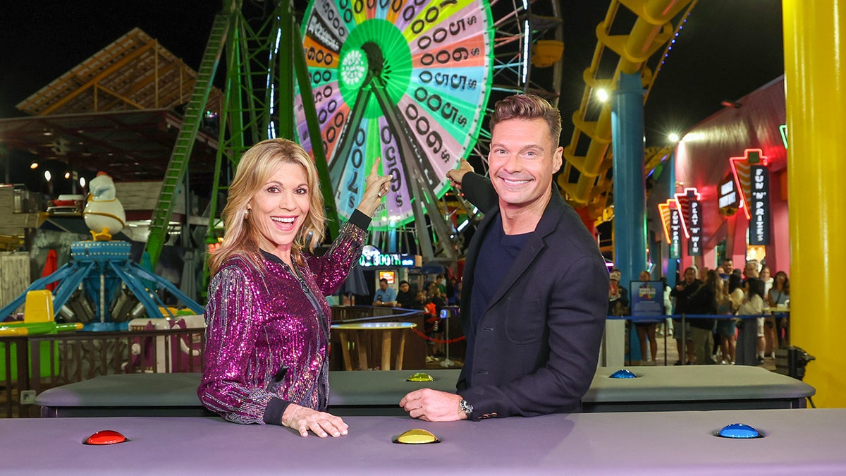 Vanna White und Ryan Seacrest Point am Santa Monica Ferrris Wheel beleuchteten sich wie wie "Rad des Glücks" Rad