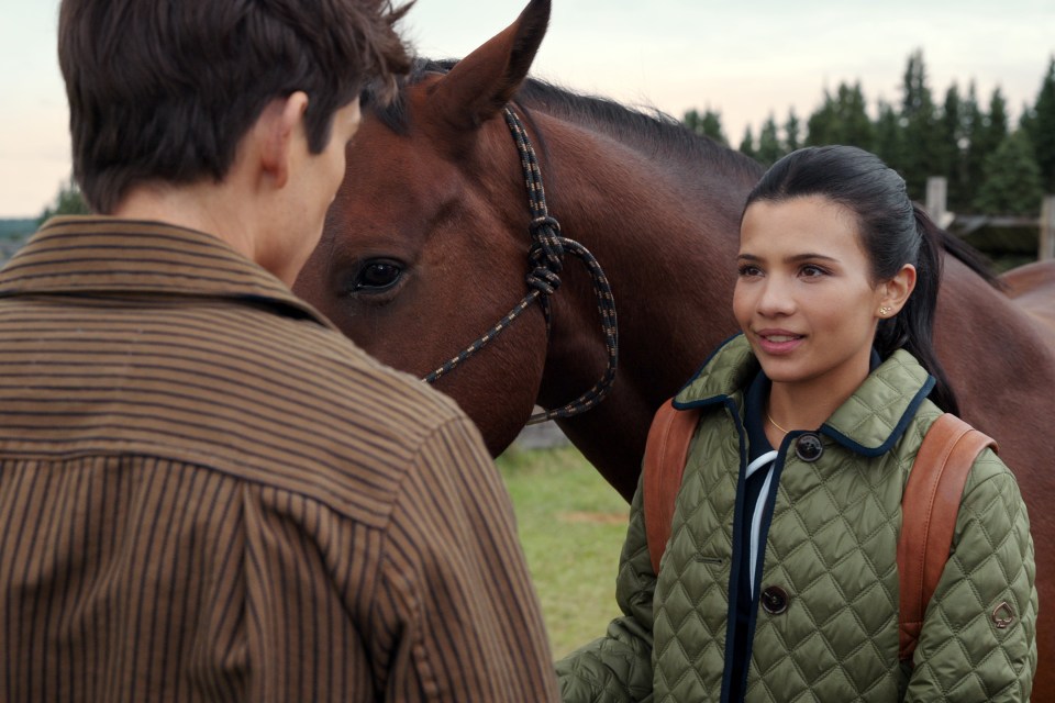 Immer noch aus meinem Leben mit den Walter Boys *, der Ashby Gentry als Alex und Nikki Rodriguez als Jackie mit einem Pferd zeigt.