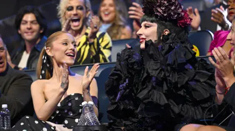 Getty Images Ariana Grande applaudiert Lady Gaga