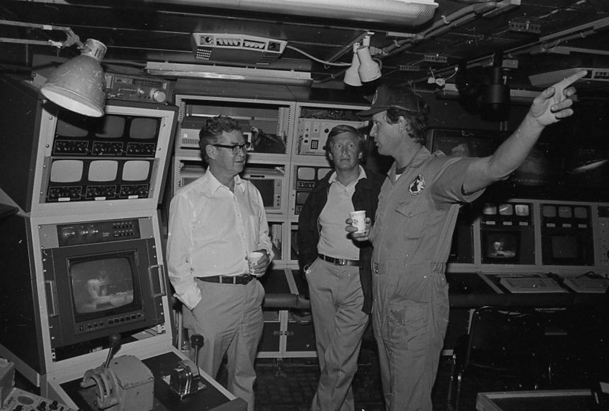 Bob Ballard (rechts), dann der Kopf des Deep Submercy Lab in der Woods Hole Oceanographic Institution, mit Kollegen an Bord des Forschungsschiffs Knorr.