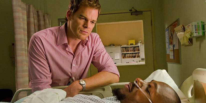 Dexter am Krankenhause des Bruders Sam.