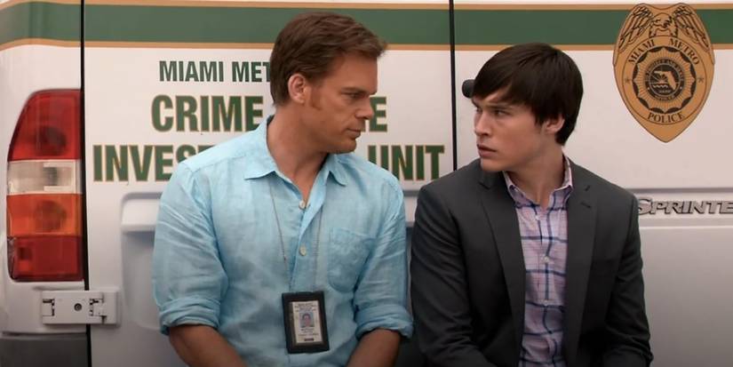 Dexter und Zach sitzen gegen einen U -Bahn -Truck in Miami, der sich auf Dexter ansah.
