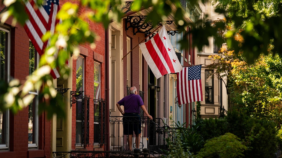 Der Distrikt Columbia und US -amerikanische Flaggen vor einem Haus im Viertel Capitol Hill in Washington, DC,