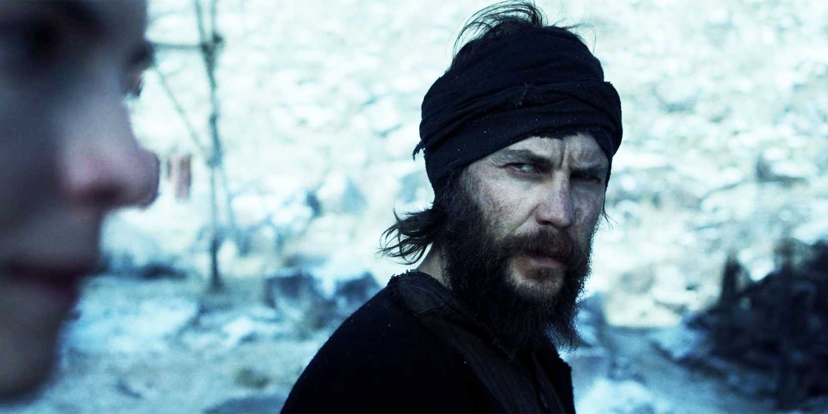 Taylor Kitsch As Isaac in der amerikanischen Primeval Staffel 1, Episode 2, schaut zur Seite